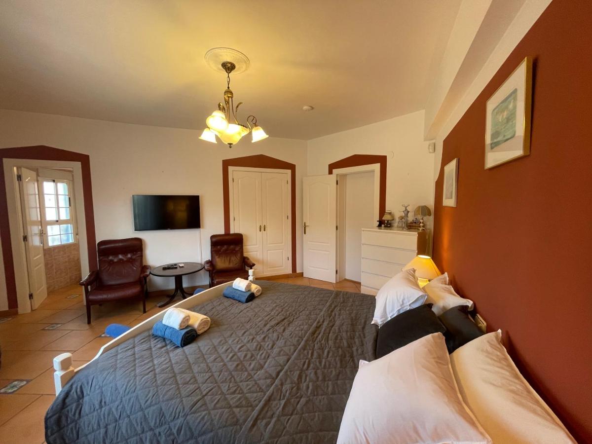 Habitación con cama grande