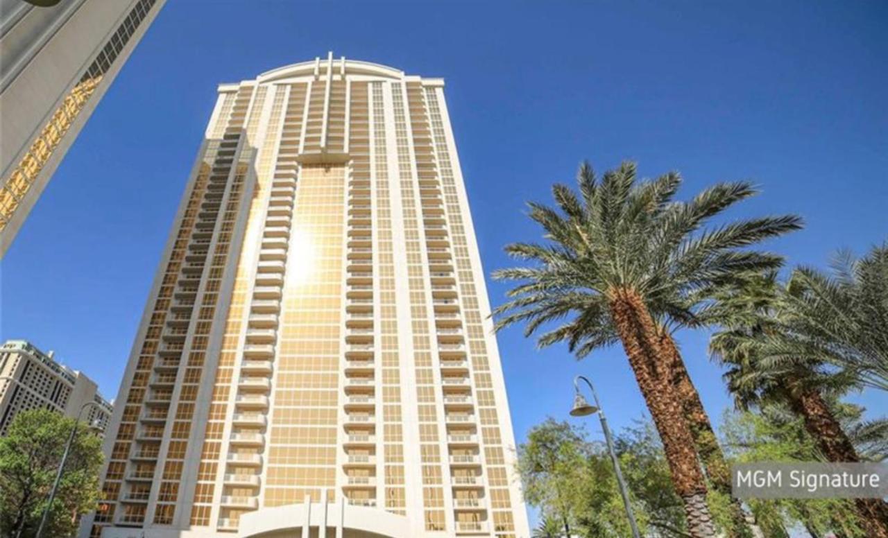 Stunning Balcony Strip View MGM Signature * Free Valet - Ferienwohnung