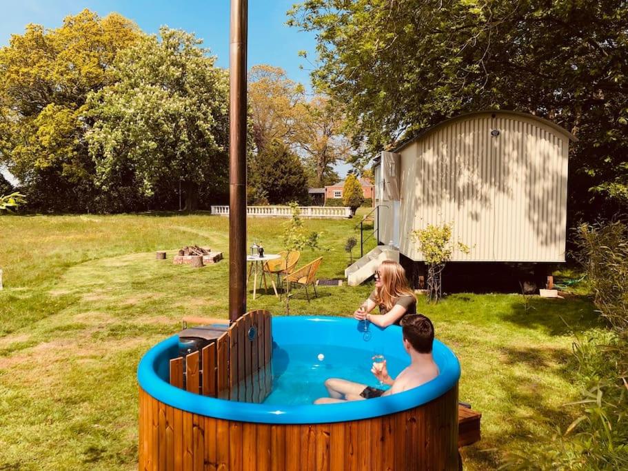 Somerleyton Meadows - Somerley House plus Hut & Hot Tub - Chambres d’hôtes