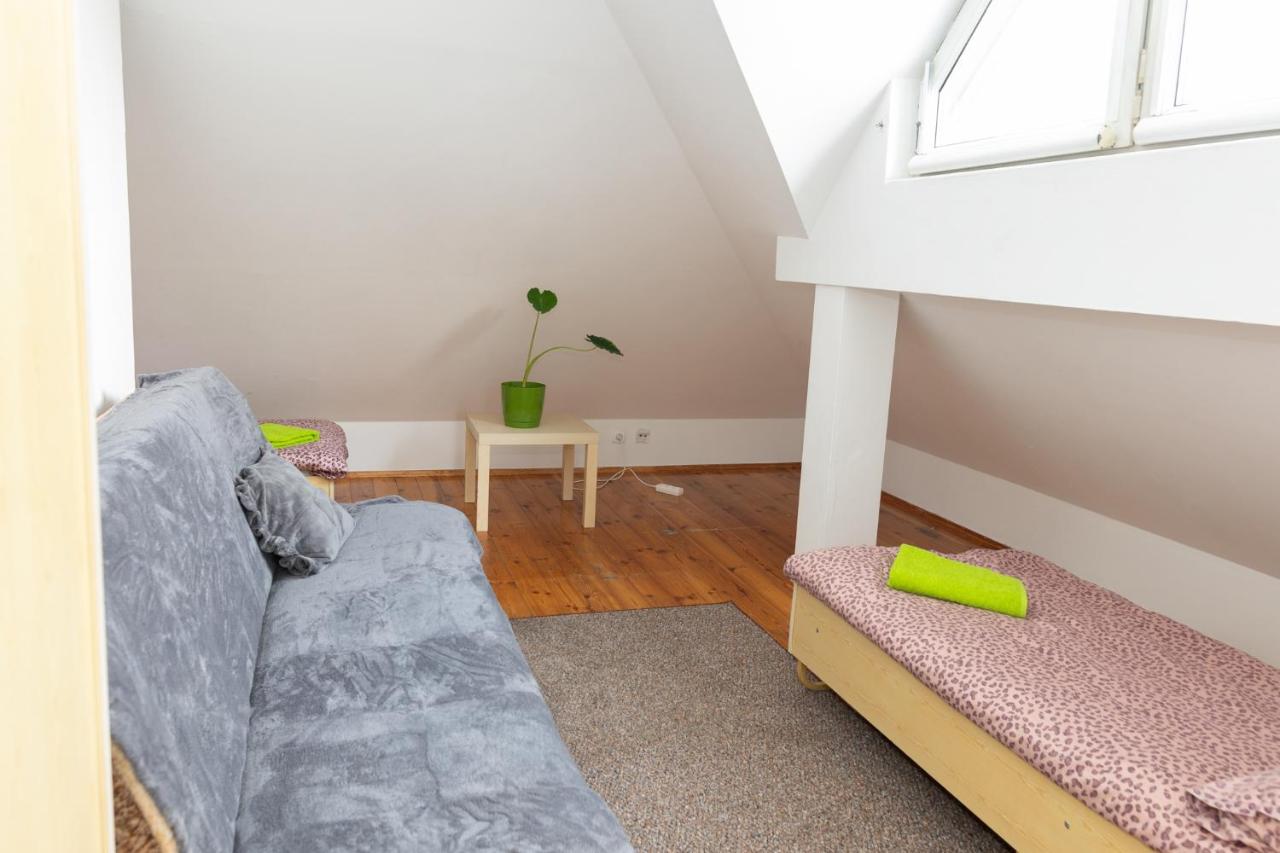 Deze driepersoonskamer heeft een gedeelde badkamer.