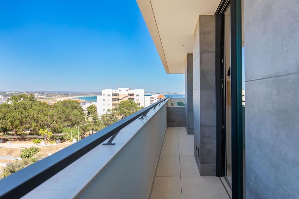 Amazing central apartment with sea-view, close to beach with pool, sauna, WiFi and private parking - B&B Lagos