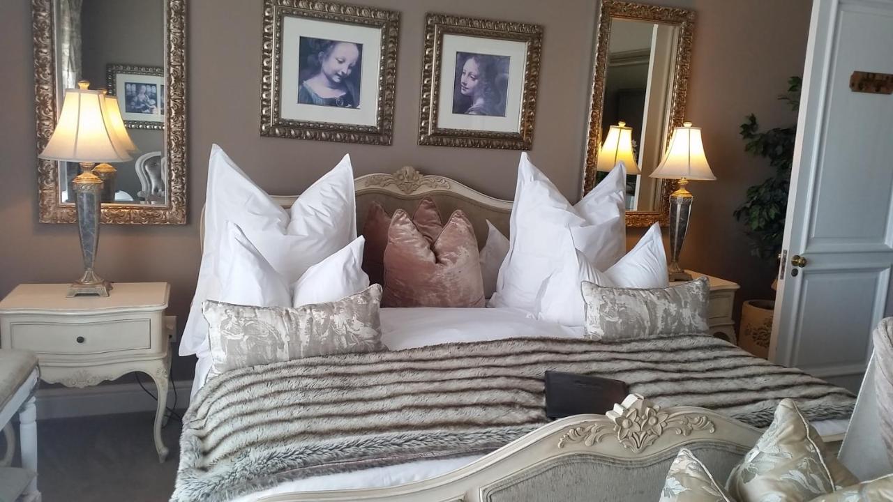 Luxury King Room (Peters)