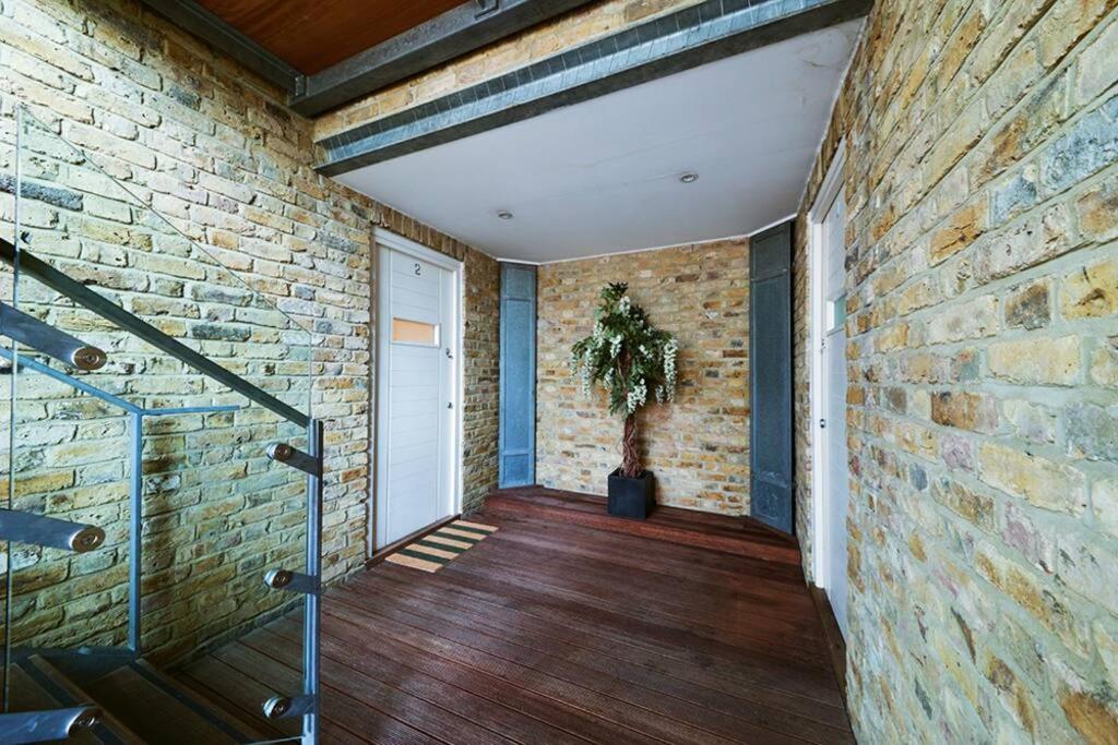MR2 - Charming 1 Bed Apartment, Munster Village - by Short Stories London - B&B London