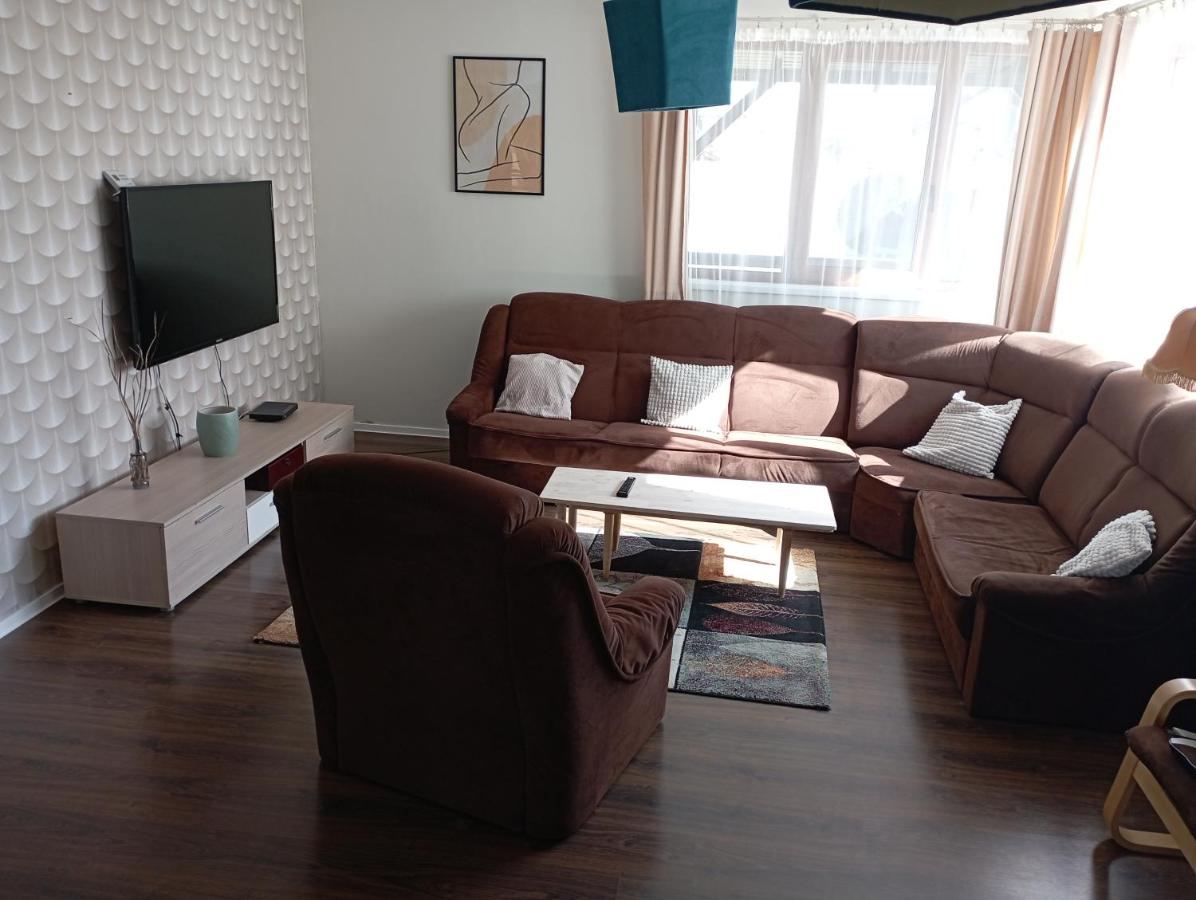 Sit And Dream Home with Terrace and Yard - Ferienwohnung Hărman