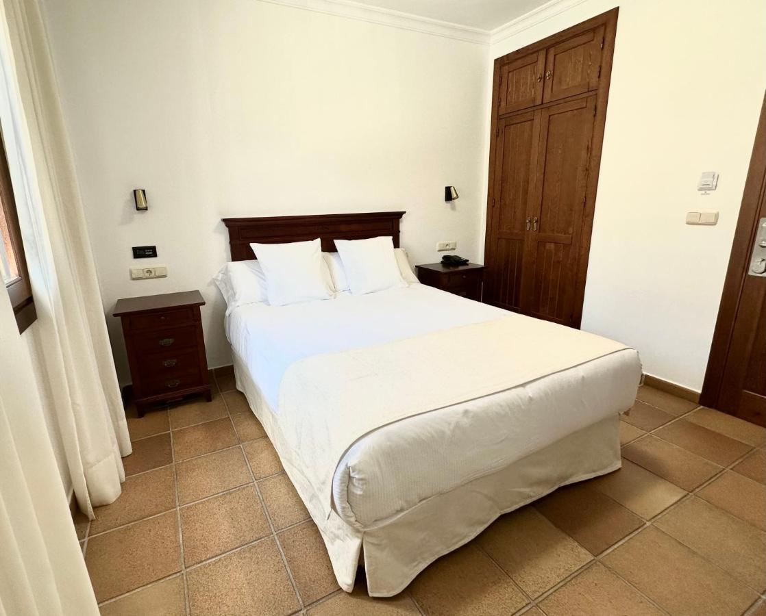 Hostal La Muralla - B&B