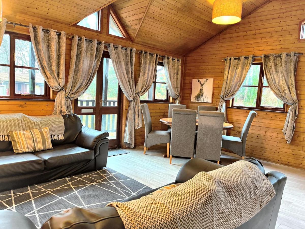 B&B Carmarthen - Goldcrest 1-Hot Tub-Woodland Lodges-Carmarthenshire-Tenby - Bed and Breakfast Carmarthen