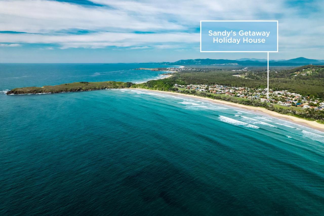 Surfs Up! Oceanfront Home Sleeps 6 steps from the sand - Bed and Breakfast Emerald Beach