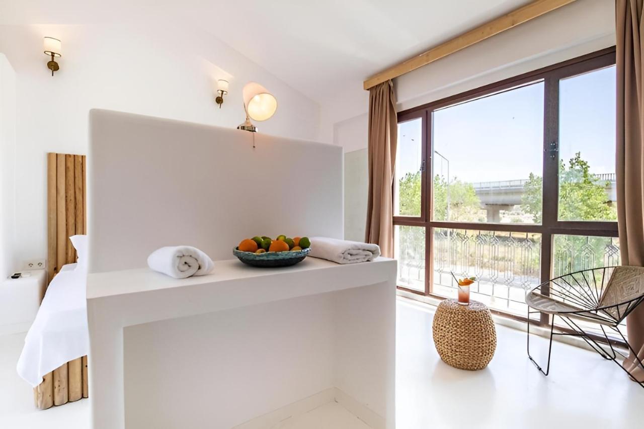 Habitación con cama extragrande y balcón