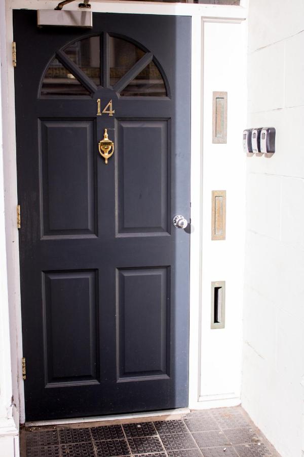 STUNNING 3 Double Bedroom Apartment - *Town Centre / Near Beach* - Bed and Breakfast