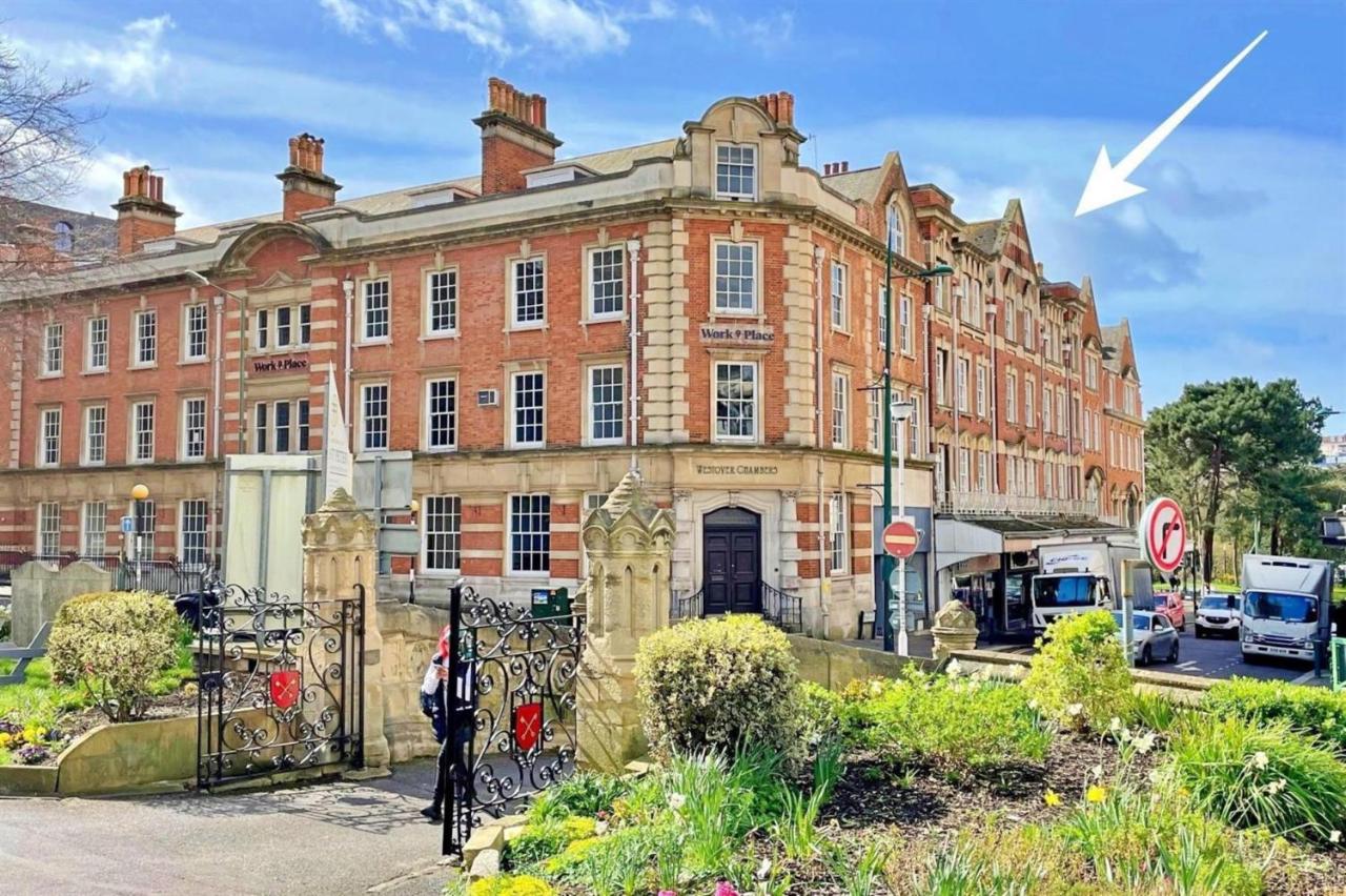 Cosy 2 Bed Apartment Minutes From Bournemouth Beach & Town - Chambres d’hôtes Bournemouth
