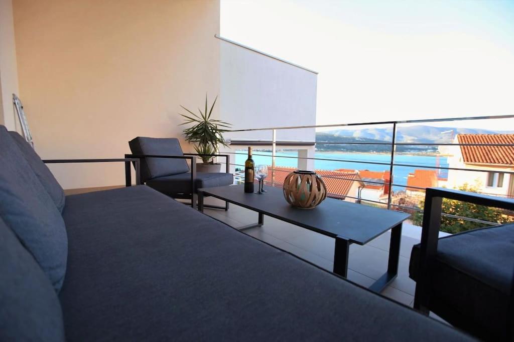 B&B Trogir - Luxury Villa Lana Apt, Seaview Terrace, Large Outdoor Space, BBQ - Bed and Breakfast Trogir