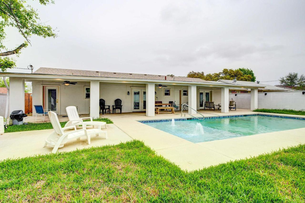 Centrally Located Eagle Pass Home with Pool! - B&B