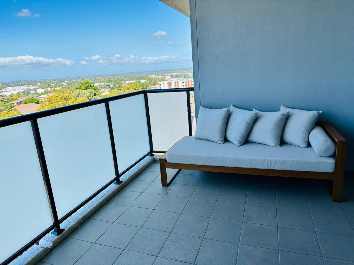 Modern 2 bedroom & 2 bathroom apartment with stunning Sydney CBD & Skyline Views! - Bed and Breakfast