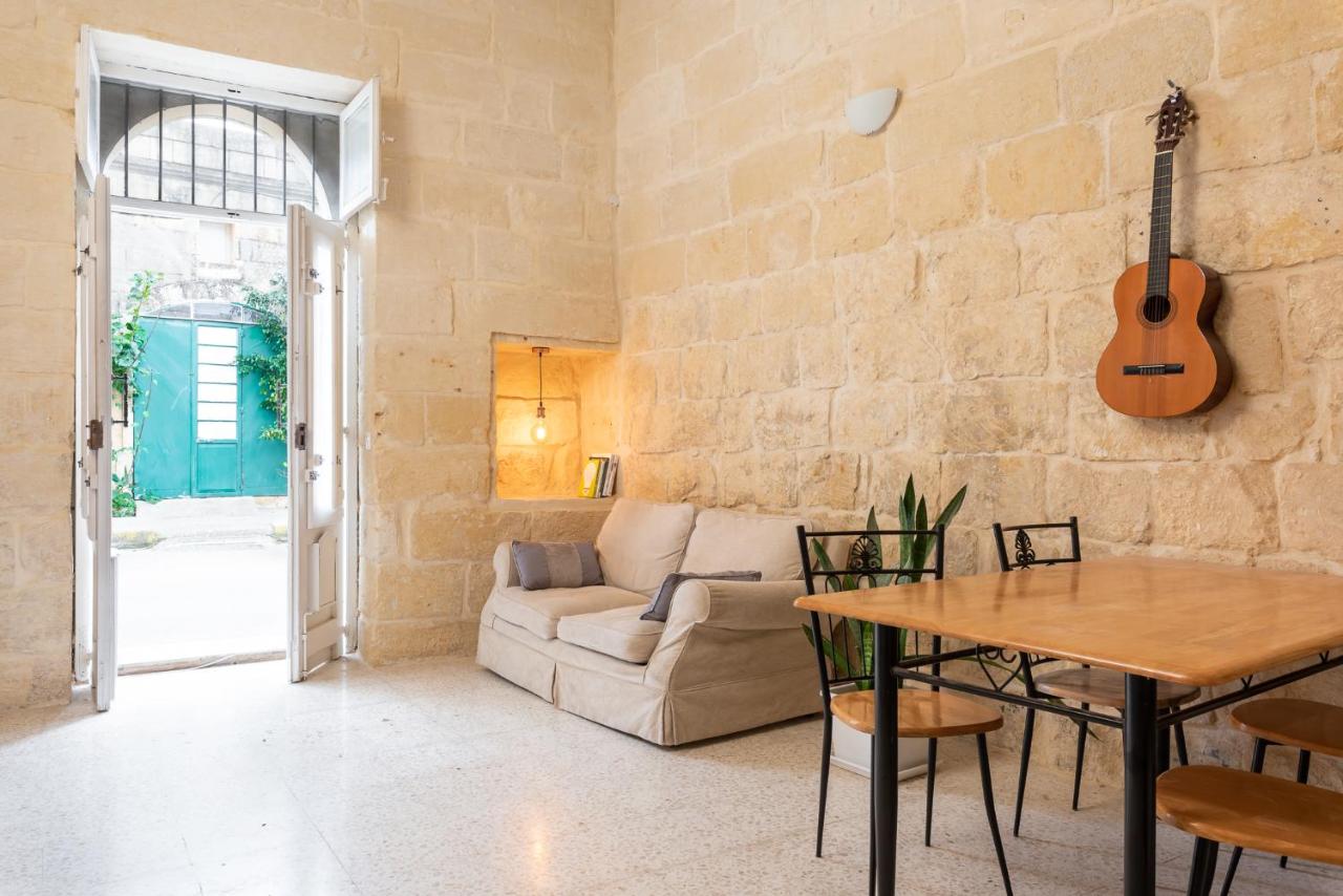 B&B Xewkija - Roam Gozo - Studio 47 - 300yr Old Farm Converted Into Welcoming Tiny Home - Bed and Breakfast Xewkija