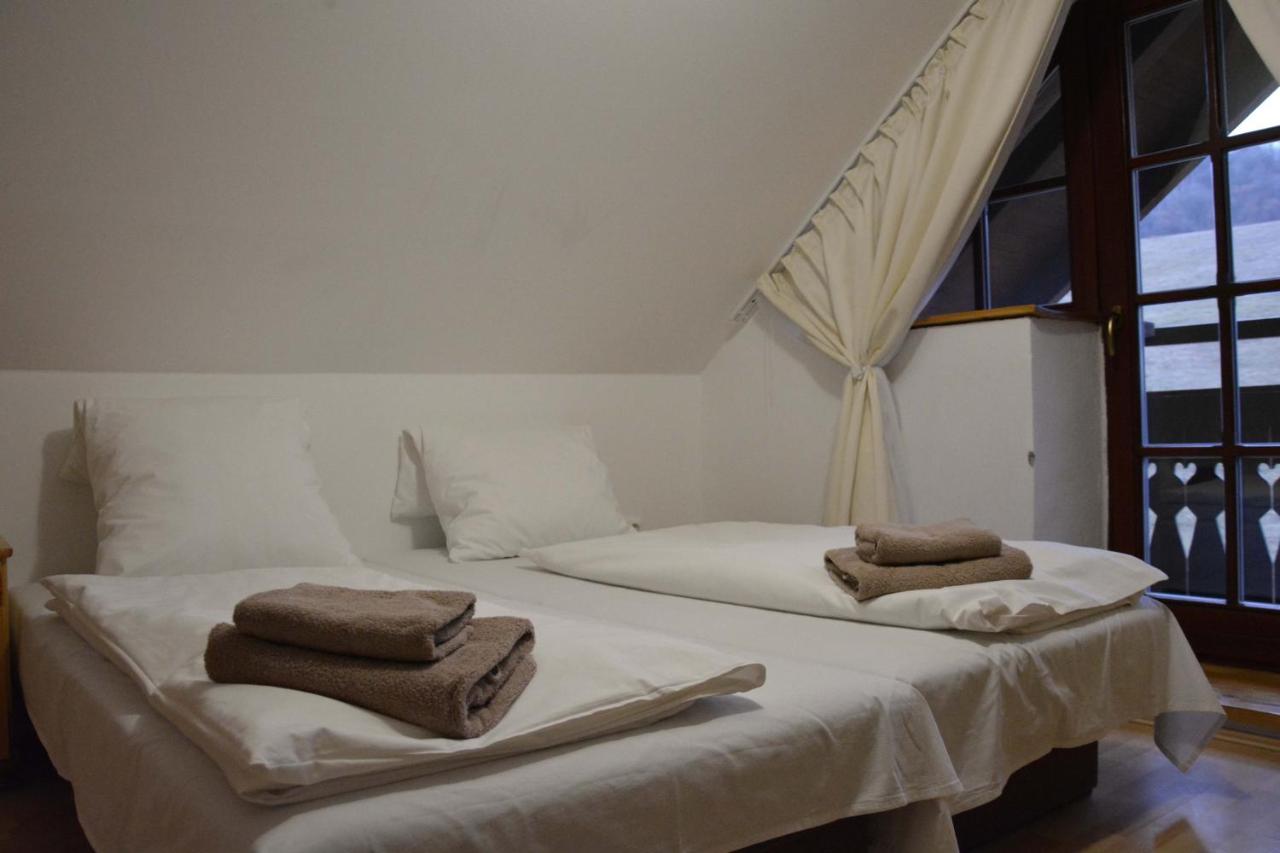 Camera Matrimoniale/Doppia con Letti Singoli con Bagno in Comune