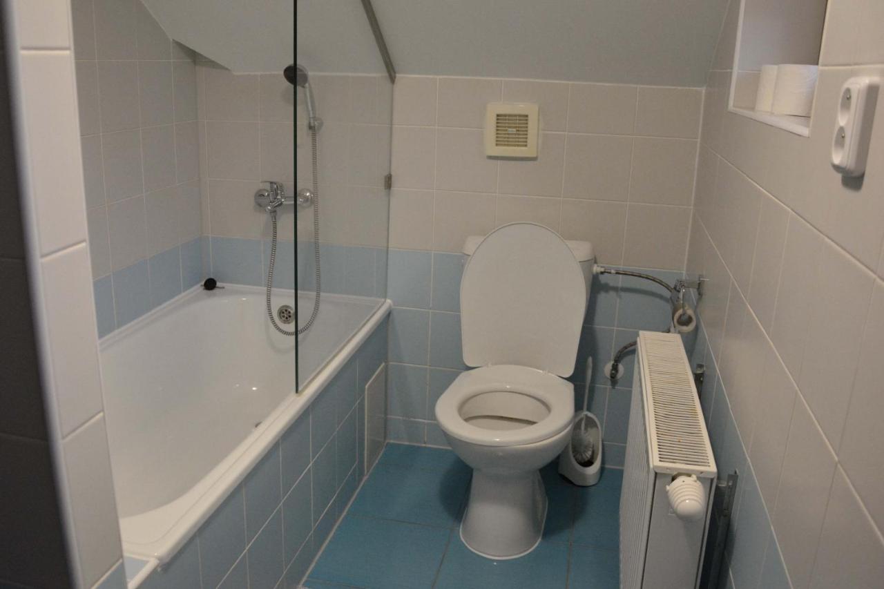 Camera Matrimoniale/Doppia con Letti Singoli con Bagno in Comune