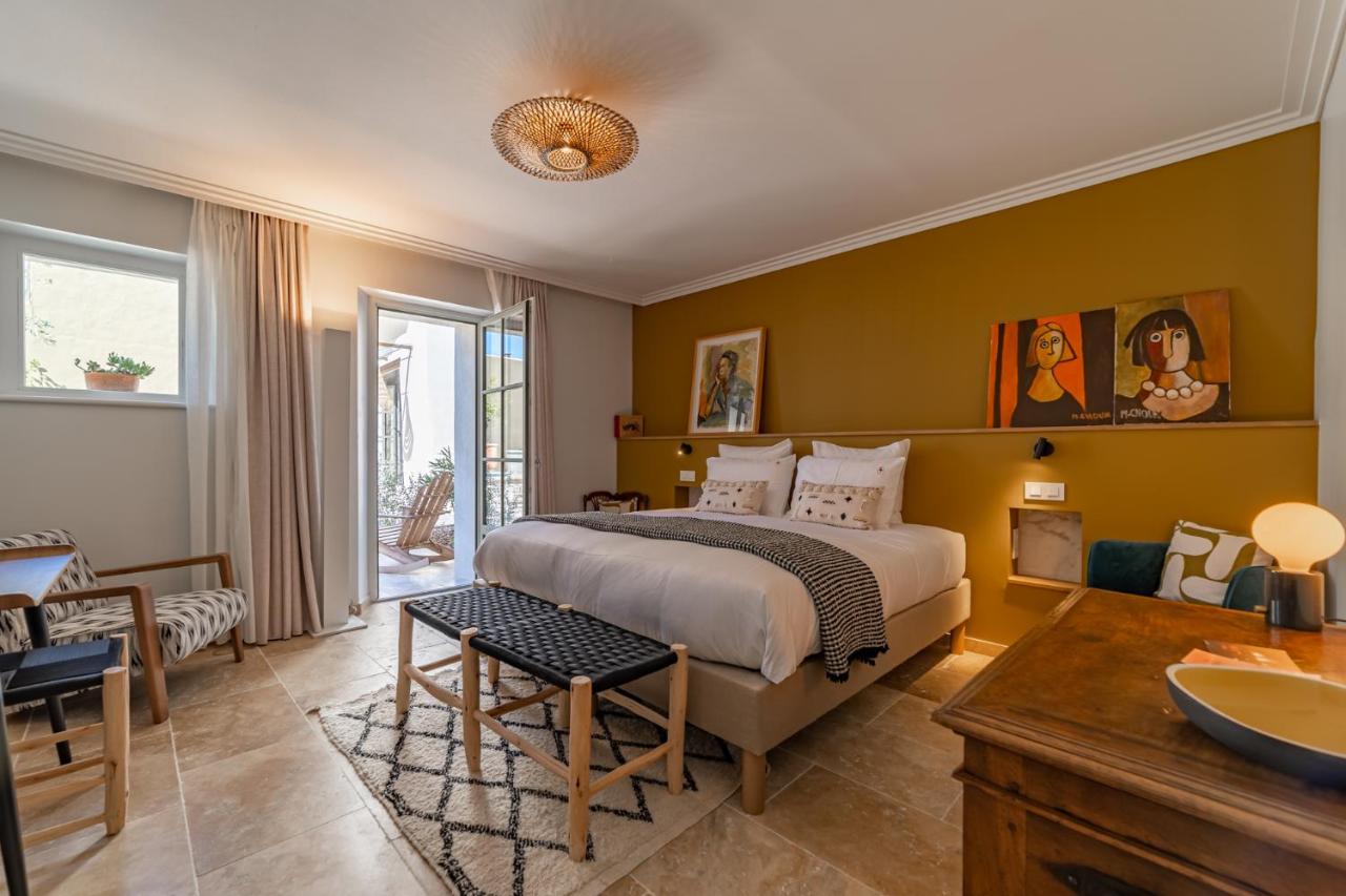 Habitación con cama extragrande.