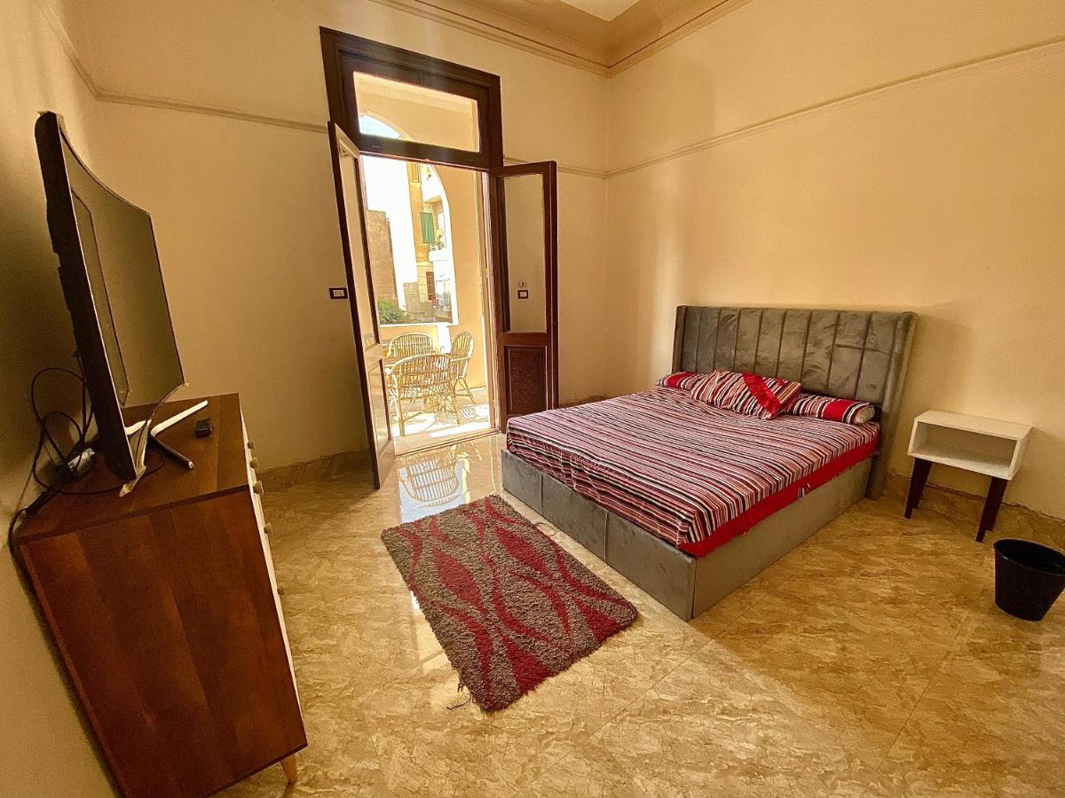 B&B Cairo - Comfy private room with big sunny balcony near cairo airport مكان مودرن للاقامة دقائق من مطار القاهرة الدولى - Bed and Breakfast Cairo