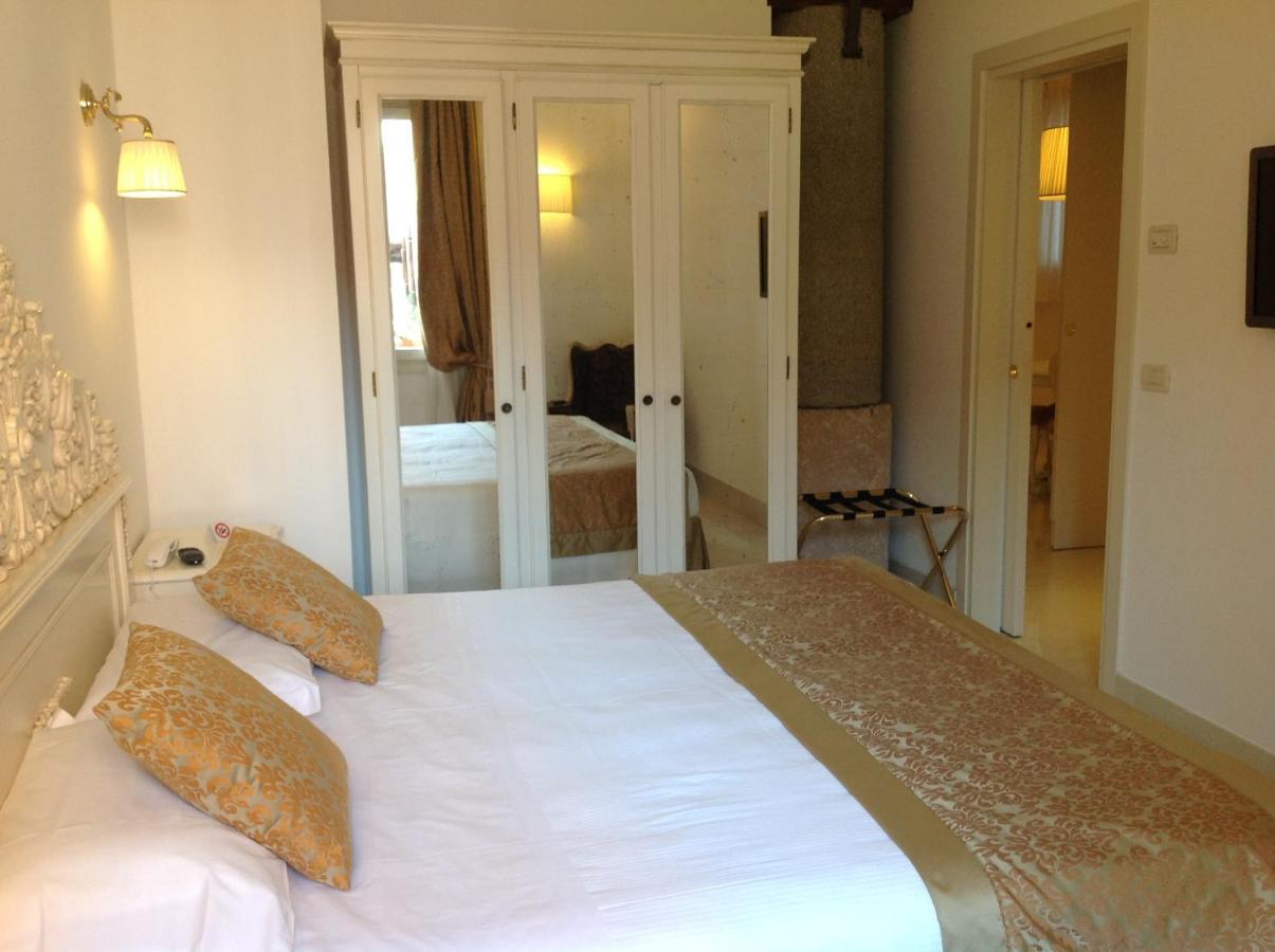 Deluxe One-Bedroom Apartment