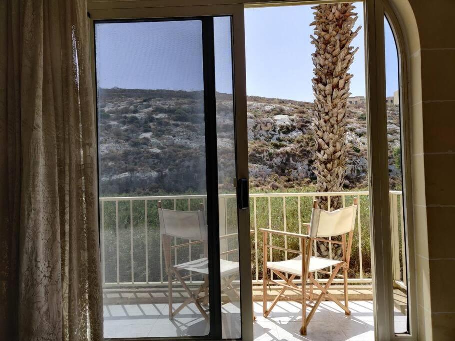 B&B Xlendi - Spacious 3 Bedroom Apt Xlendi with views & Acs using a coin meter - Bed and Breakfast Xlendi