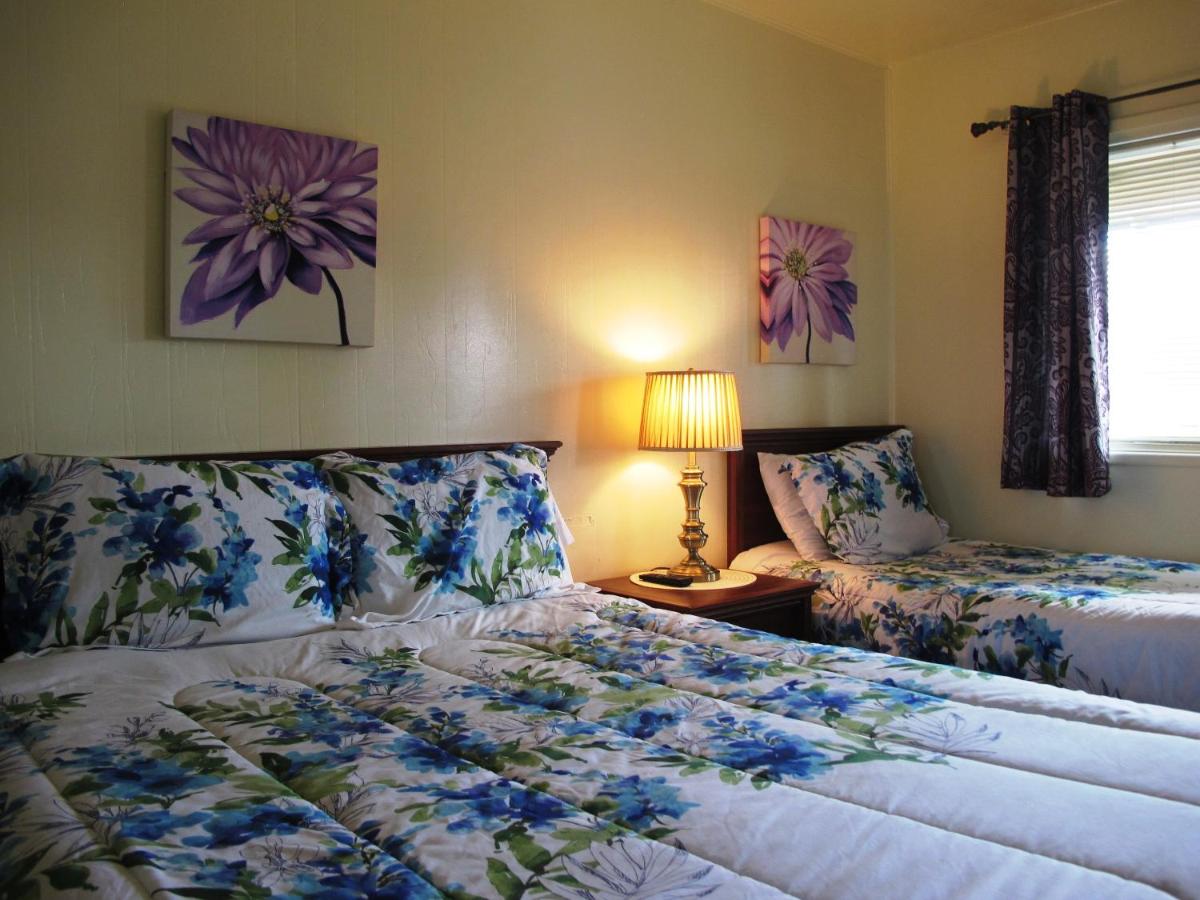 Zimmer mit Queensize-Bett und 2 Einzelbetten 