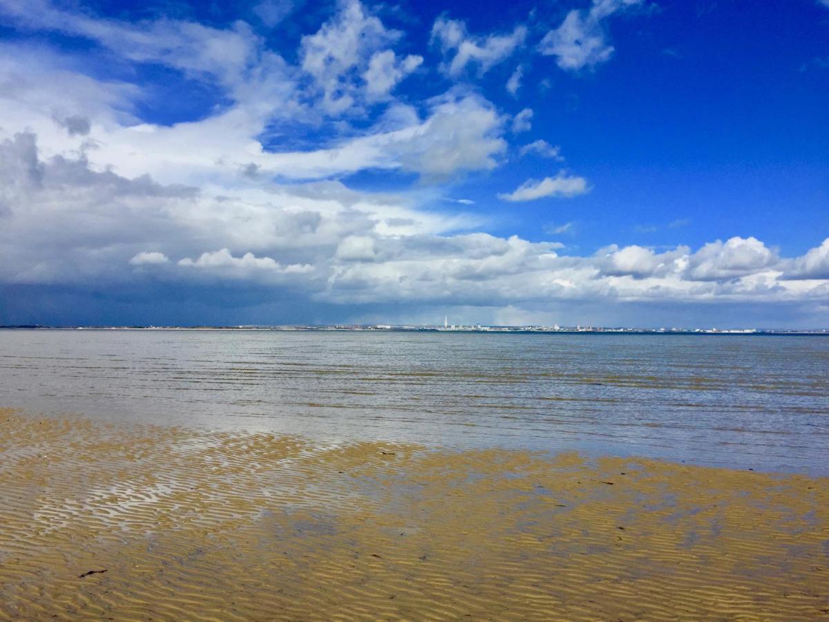 Poppy An Immaculate Lake side Lodge the Perfect Retreat, Sleeps 4 - B&B Ryde