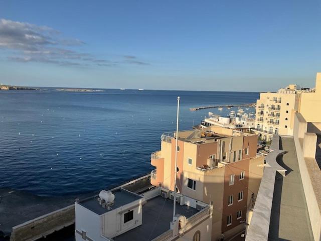 B&B San Pawl il-Baħar - The Sea Across the Road Penthouse 5 - Bed and Breakfast San Pawl il-Baħar