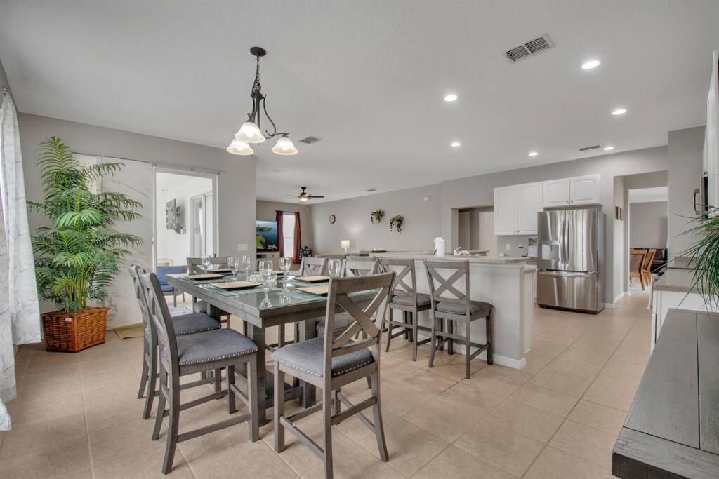 6 Bedroom Luxury Pool Home, Ensuite Bathrooms - B&B Kissimmee