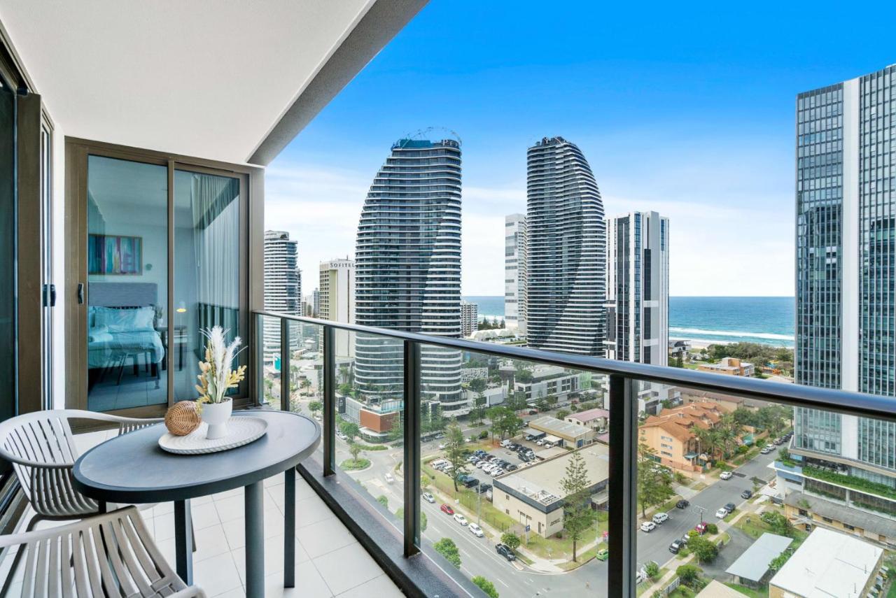 B&B Gold Coast - Elegant 2-Bed with Stunning Views, Pool, BBQ, Gym - Bed and Breakfast Gold Coast