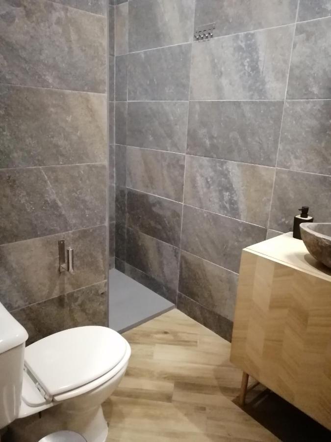 Tweepersoonskamer met 2 Aparte Bedden en Gedeelde Badkamer