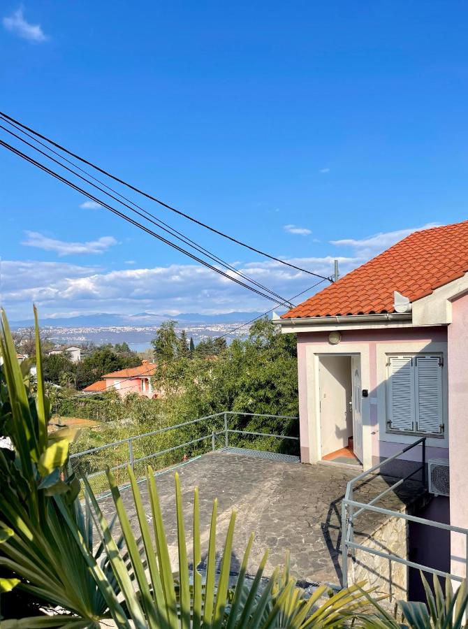 Apartment Lady Daniela mit Meerblick in Lovran - B&B