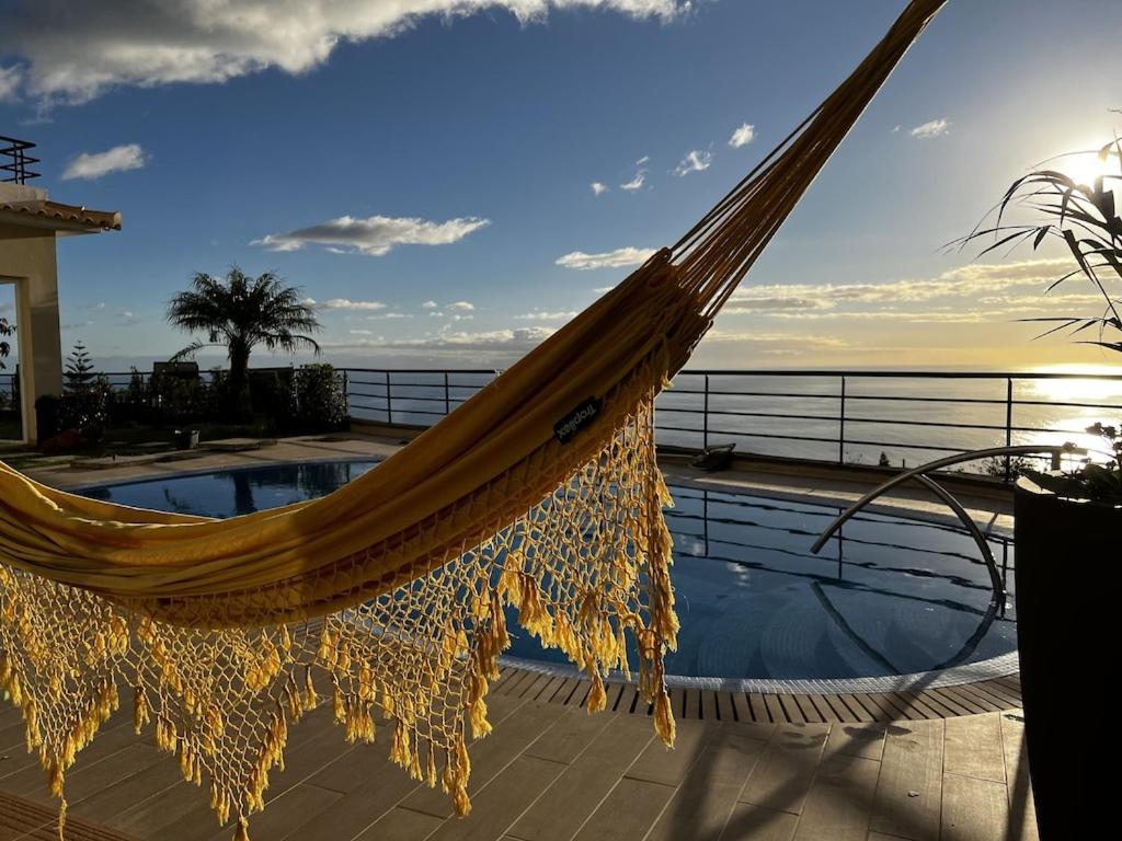 Luxury villa with private heated pool, garden and views of the sea and mountains. - B&B