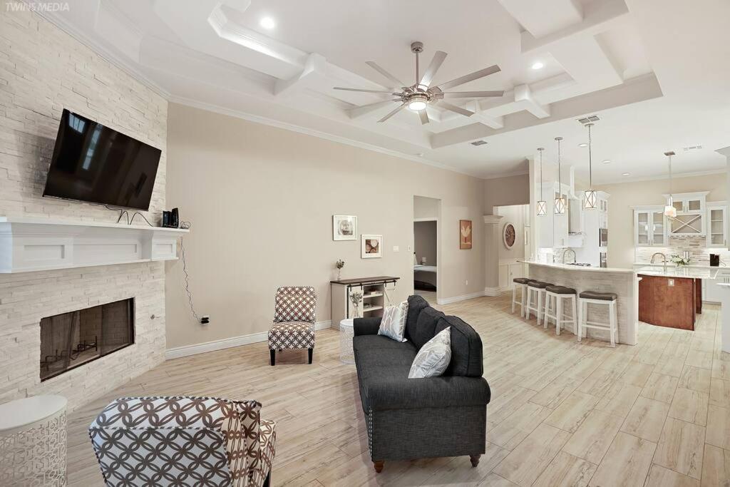 Luxurious Coastal Retreat Brand New 4BR Home with Fast WiFi, 15 min to Beach! - B&B