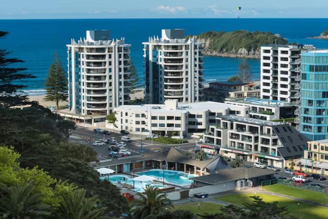 Oceanside Apartment with Iconic Views - B&B Mount Maunganui