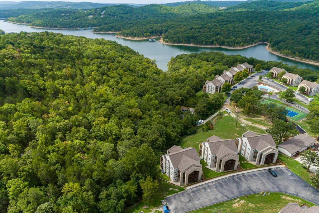 B&B Branson - Lakeside Condo with Outdoor Theater, 4min to Silver Dollar City - Bed and Breakfast Branson