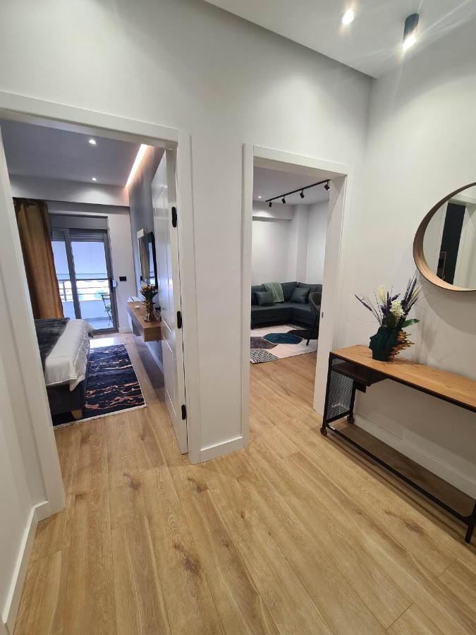 Grey Luxury Apartment - Bed and Breakfast