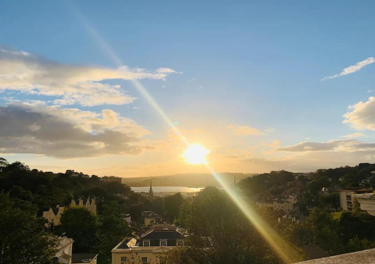 B&B Torquay - Top Floor Apartment Overlooking Torquay Harbour Pet Friendly - Bed and Breakfast Torquay