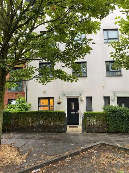Cheerful 4-bedroom house with multiple car parking - B&B