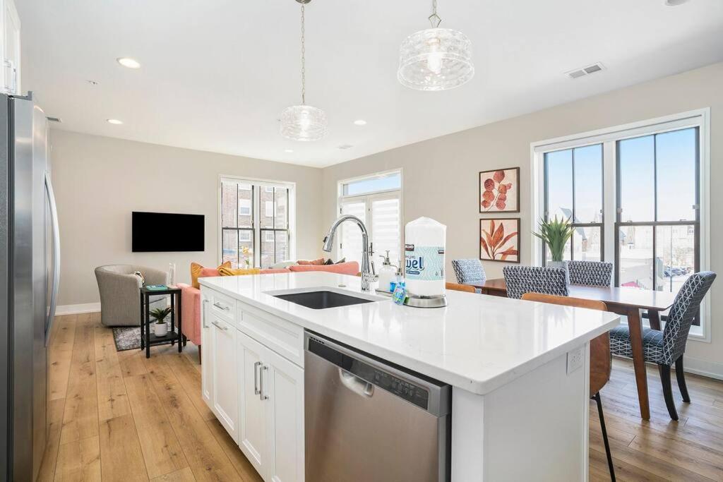 New Beautiful 8th Street Condo with 2 Balconies George 203 - B&B Holland