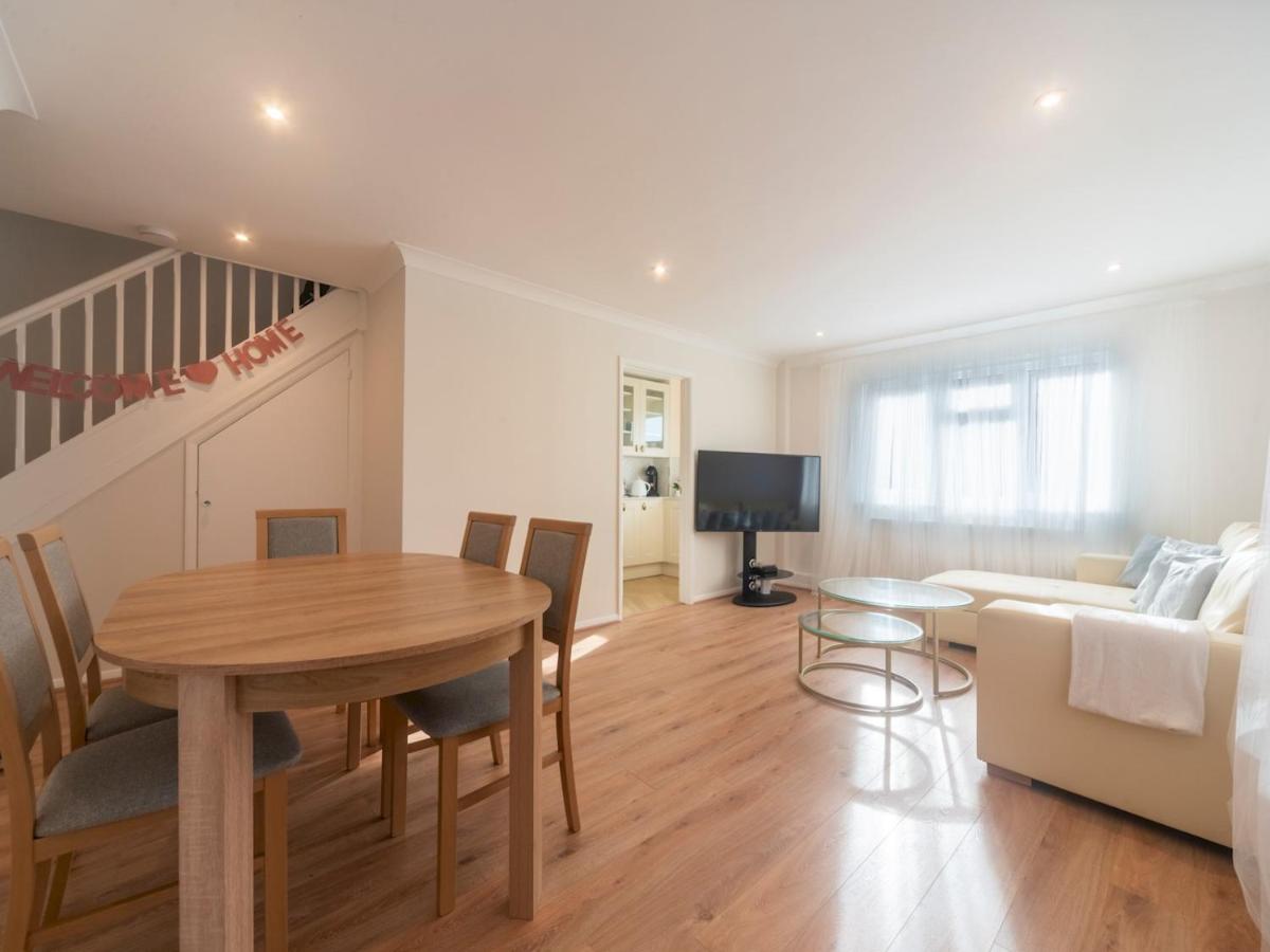 B&B Worcester Park - Pass the Keys Stylish 2 Bedroom Family Home - Bed and Breakfast Worcester Park