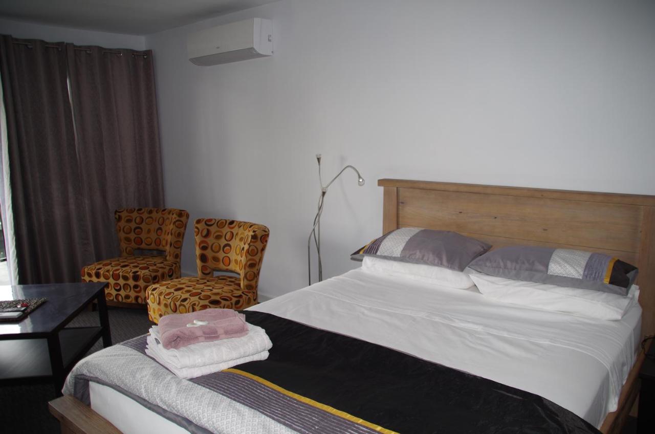 Studio with Queen Bed