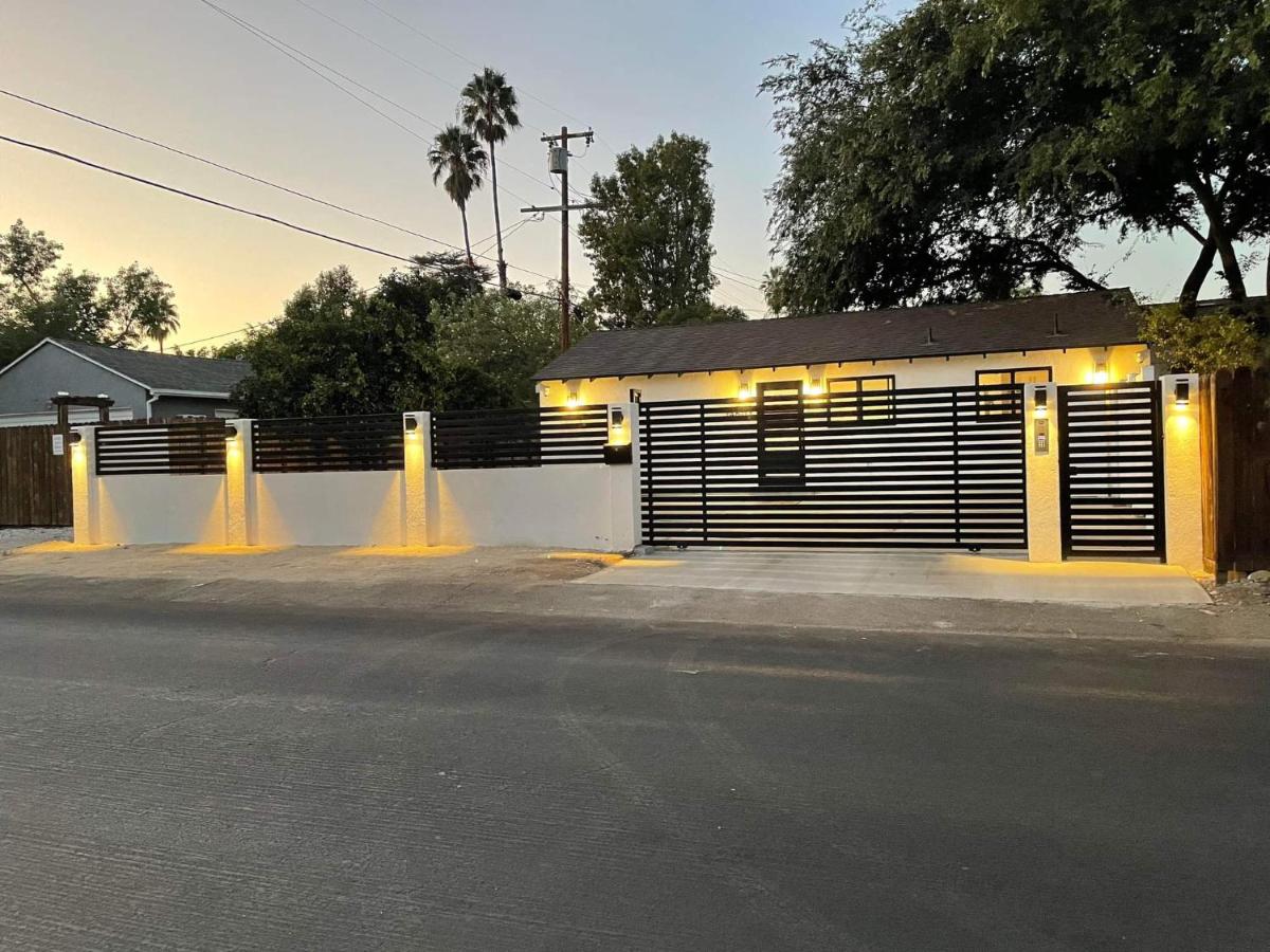 Gated private house with own parking Sherman Oaks - B&B