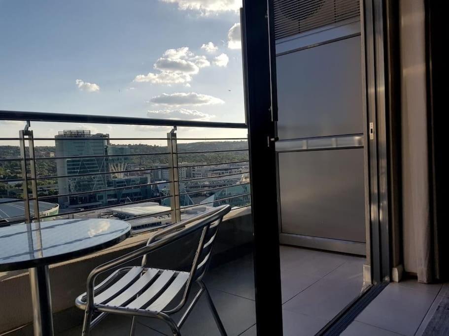 Luxury 1 bedroom apartment in vibrant Menlyn Maine - Chambres d’hôtes Pretoria