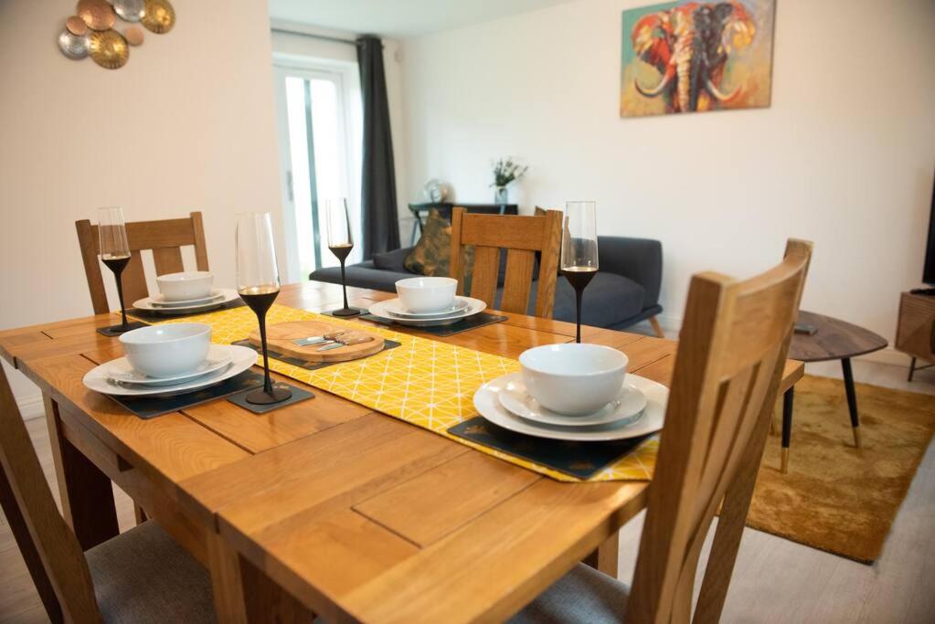 B&B Saint Neots - Chi-Amici-3bed home-St Neots-Near to train station - Bed and Breakfast Saint Neots