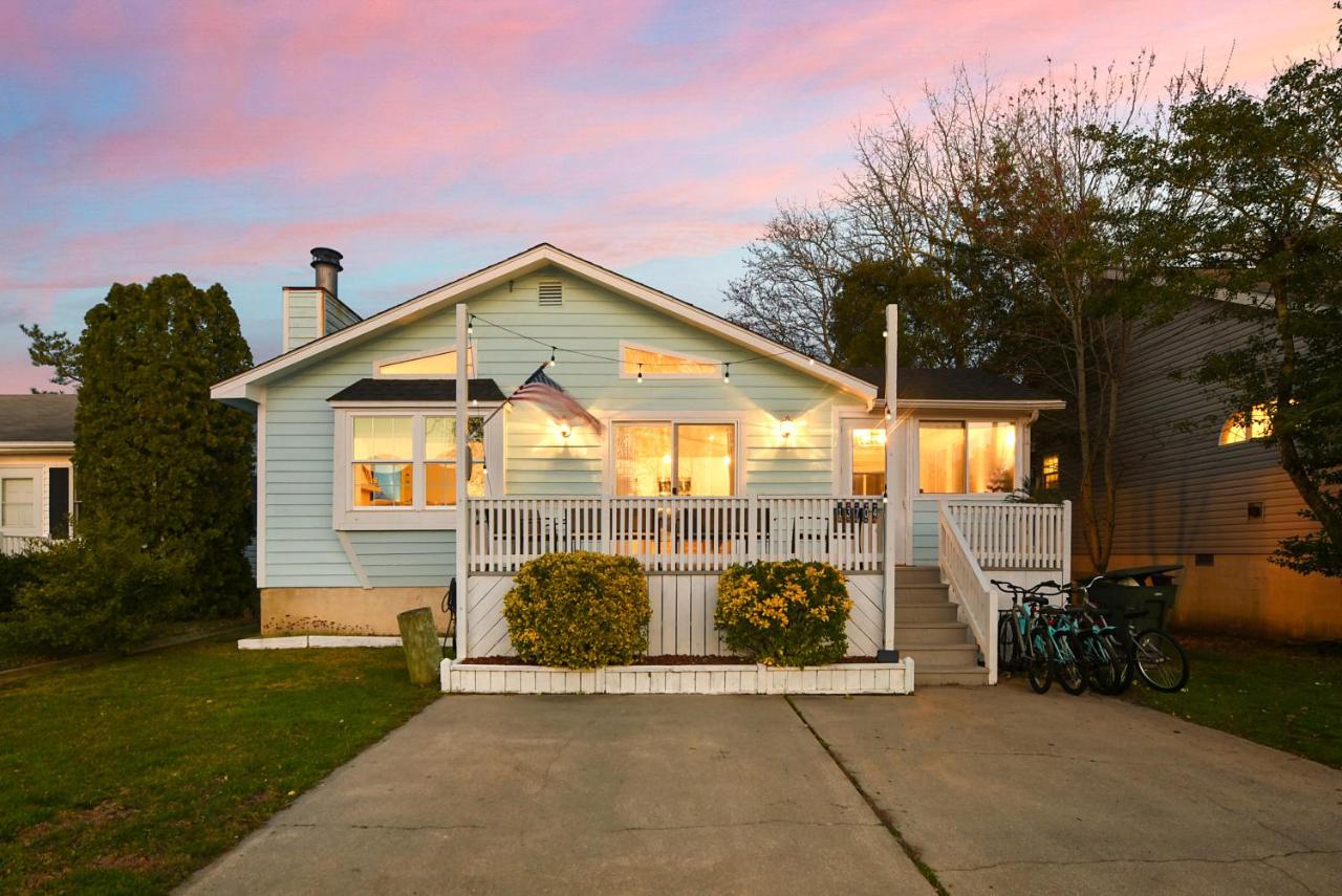 Walk to the Beach at the Blue House! EV Cgr, Pets! - Chambres d’hôtes