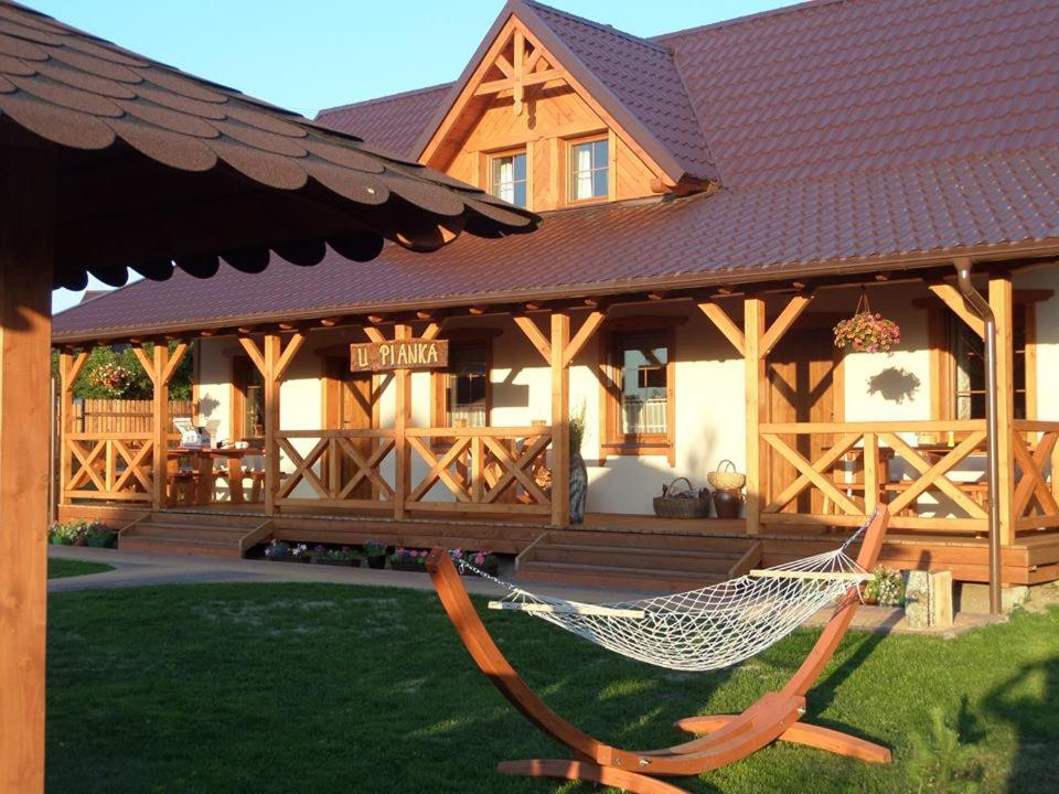 Dom drewniany na Kaszubach, rzeka, las, pola, niedaleko jeziora