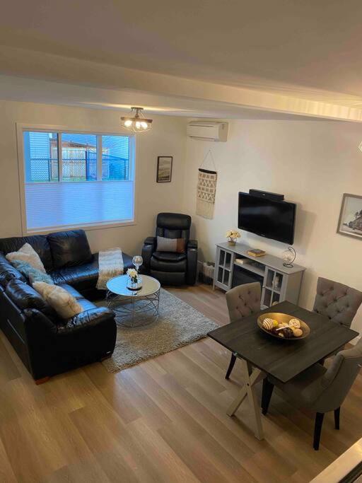 Adorable 1 Bedroom Suite- a skip to Galloping Goose - B&B