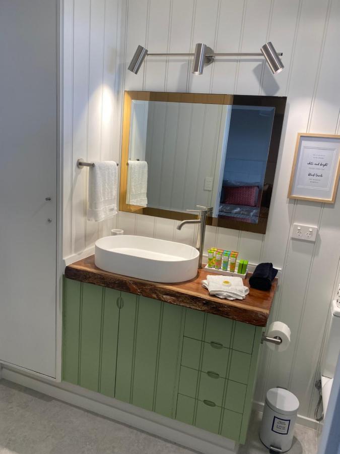 Green Cauldron, Homestay, Tamborine Mountain, Private Room, Ensuite, Private Courtyard, Gold Coast Views - B&B Tamborine Mountain