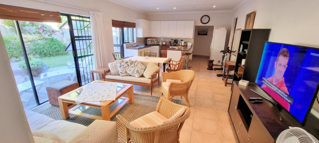 B&B Cape Town - Guinea Fowl poolside apartment - Bed and Breakfast Cape Town