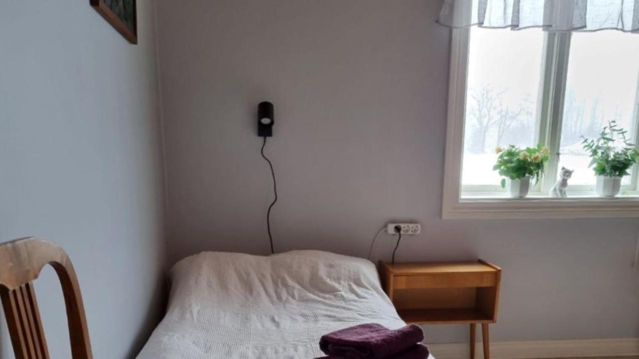 Kleine Tweepersoonskamer met 2 Aparte Bedden